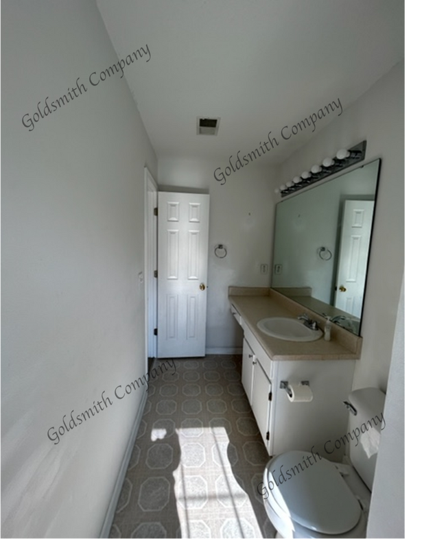 Building Photo - 105 Willow Bend Dr