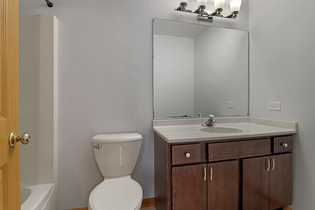 Building Photo - 1462 Glen Ellyn Rd