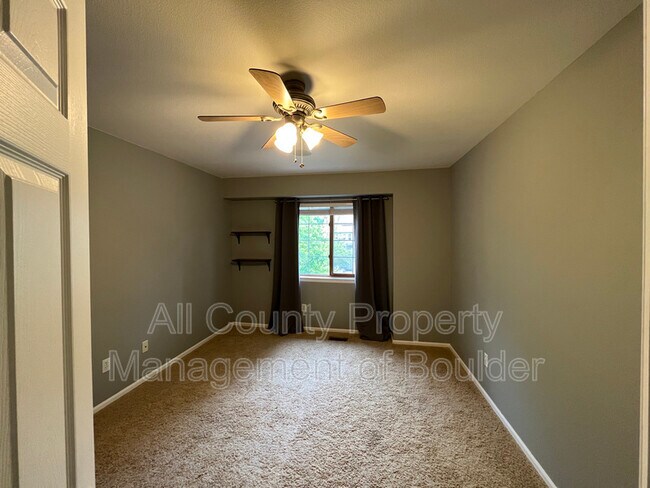 Building Photo - 1445 S Larkspur Ct
