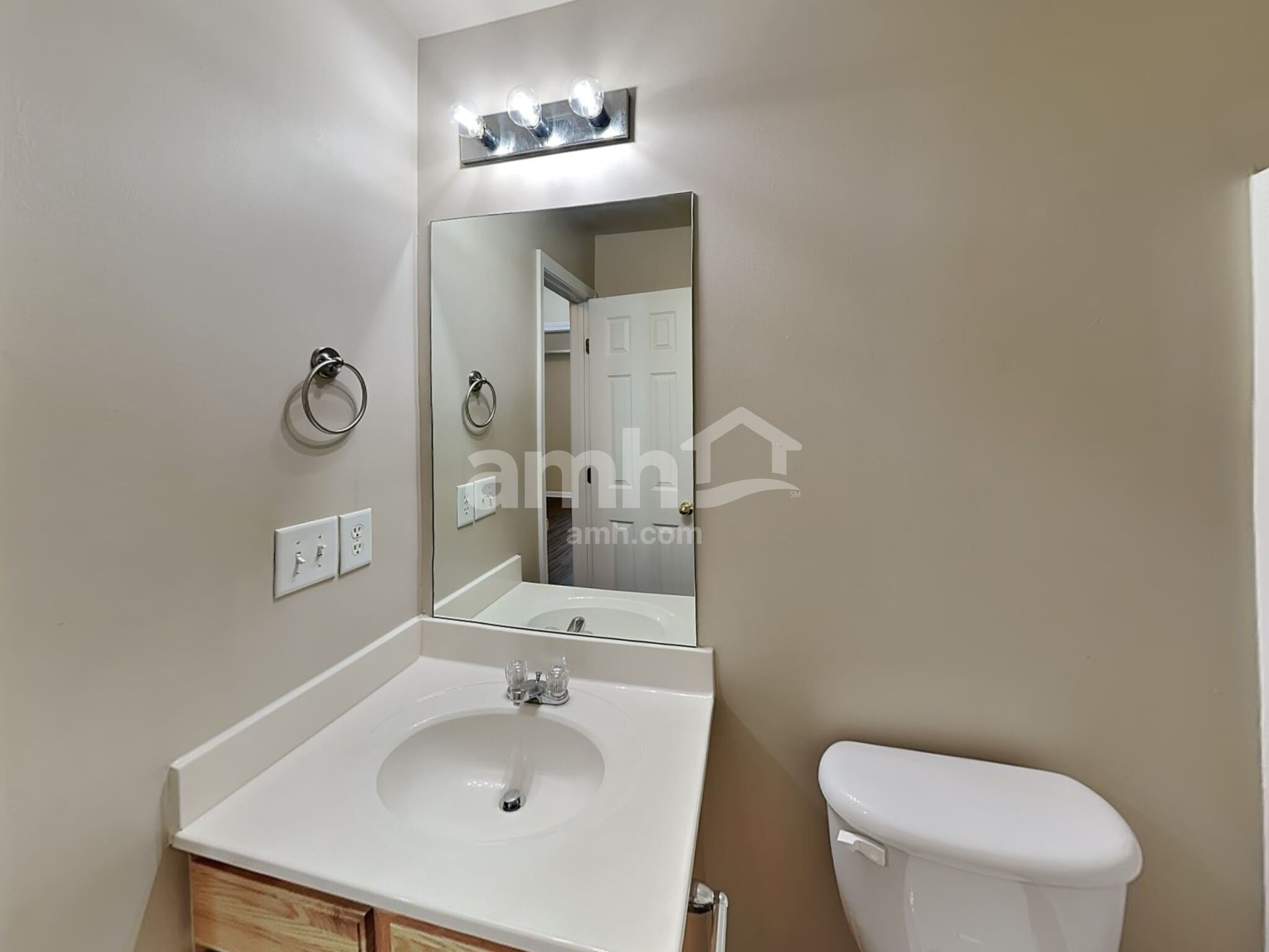 Building Photo - 1038 Vanguard Dr