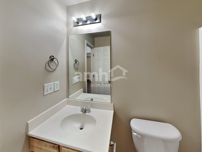 Building Photo - 1038 Vanguard Dr