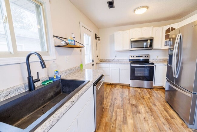 Building Photo - Quiet 3 Bedroom Home with Detached Garage