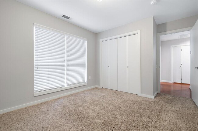 Building Photo - 2605 Calumet St