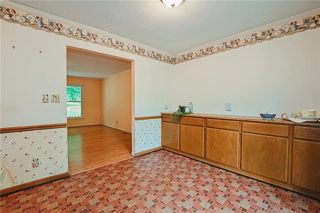 Building Photo - Room in House on Sanderson Dr