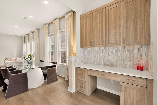 Building Photo - 1008 Summer Gln