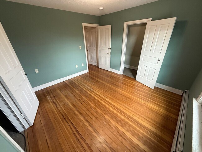 Building Photo - SHORT TERM WINTER RENTAL ONLY!!!!!