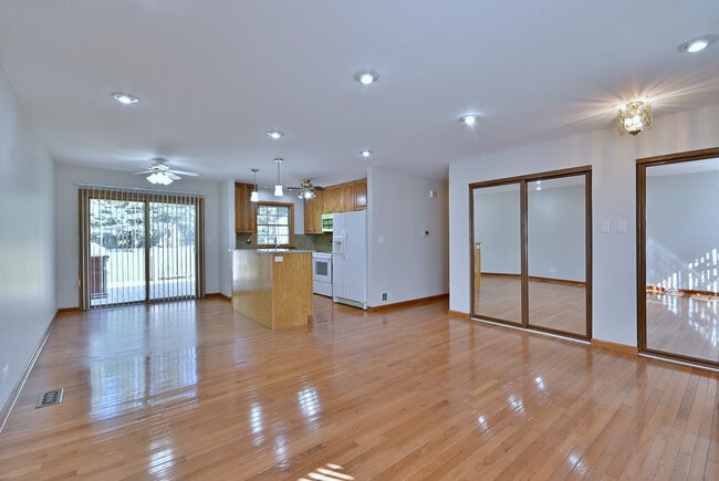 Building Photo - 714 N Lakeside Dr