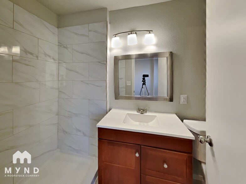 Building Photo - 2157 Clancy St