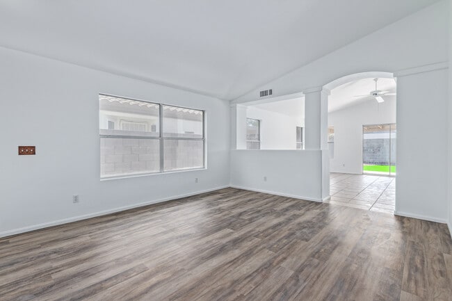 Building Photo - 3041 E Wahalla Ln