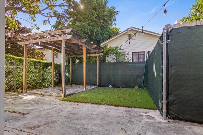 Primary Photo - 218 SW 6th Ave