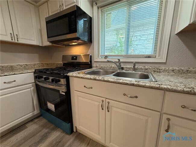 Building Photo - 3319 Maple St