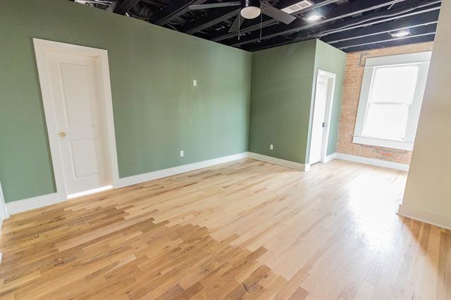 Building Photo - 219 W Mulberry St