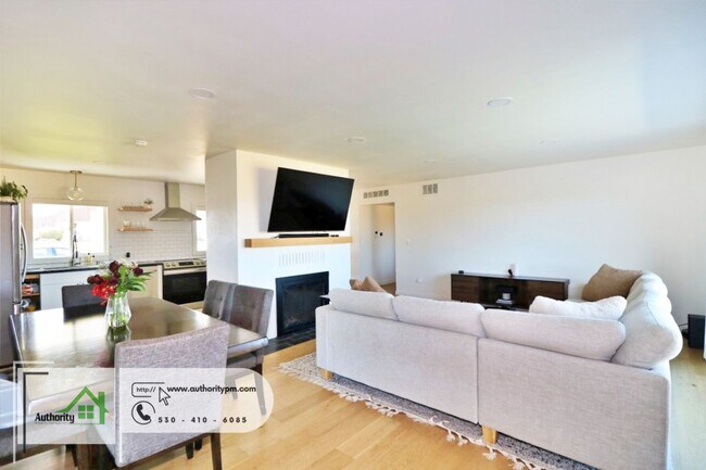 Building Photo - 1225 Manzanita Hills Ave