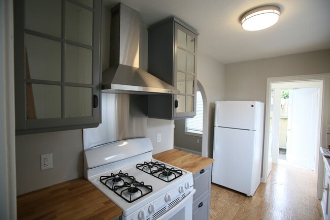 Building Photo - Laurel Street Triplex