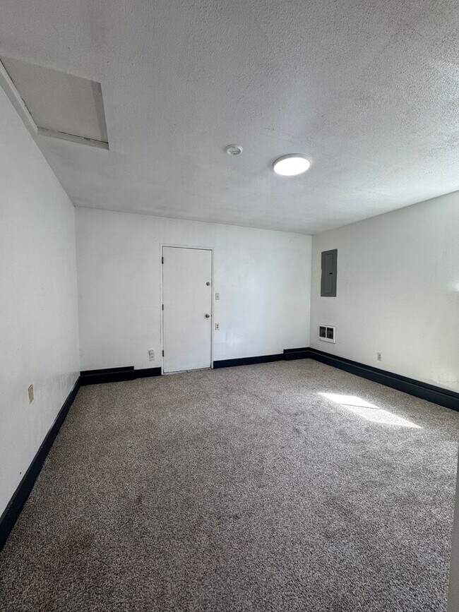 Building Photo - PET FRIENDLY 4 Bedroom 2 Bath