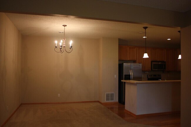 Building Photo - 711 Willow Glen Dr