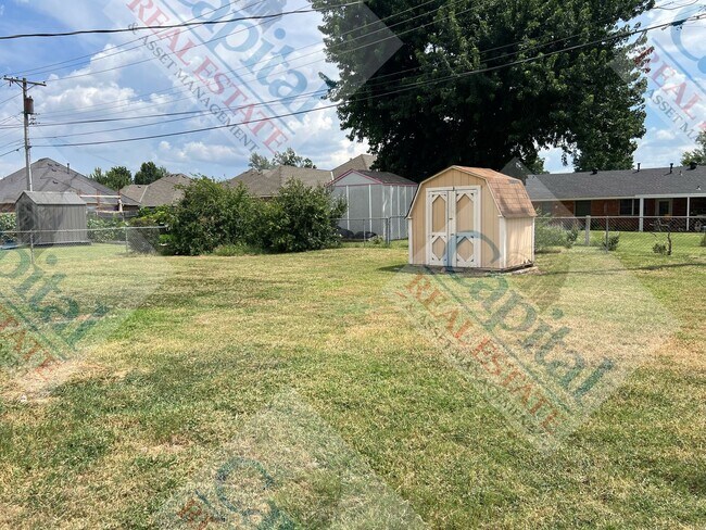 Building Photo - Charming 3 Bedroom