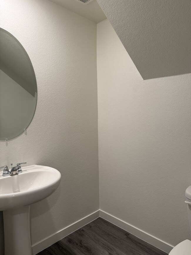 Building Photo - 3 Bed 2.5 Ba 2 Car Garage in Roseville!