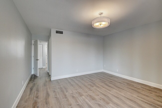 Building Photo - 14747 Cumberland Dr