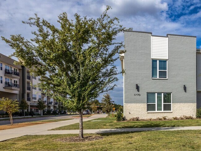 Building Photo - 1770 Thornton Dr