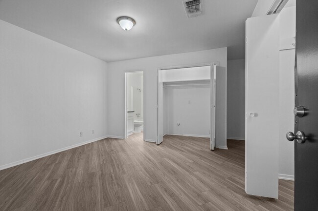 Building Photo - 320 E 4th St