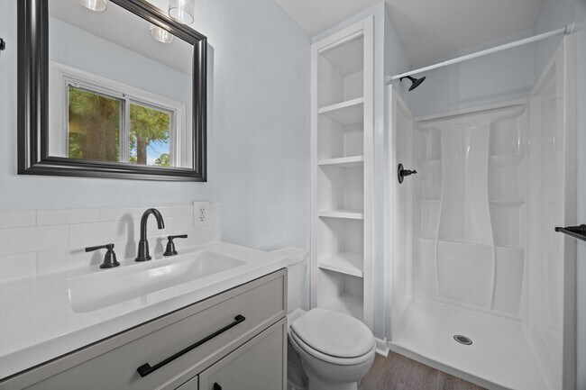 Building Photo - 3 Bedroom 2 Freshly Remodeled Bathrooms