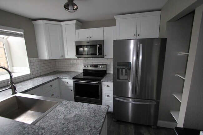 Primary Photo - 6613 Warbler Ln