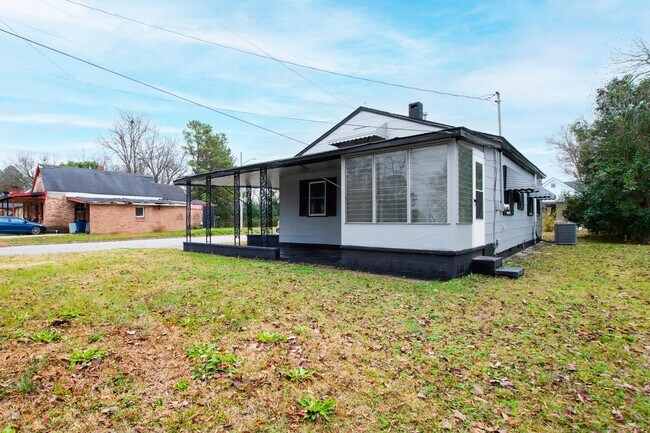Building Photo - Charming 3BR Ranch Home Minutes from Downtown Smithfield!