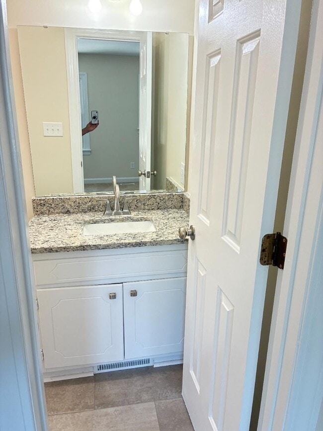 Building Photo - 1604 Pecan Ct N