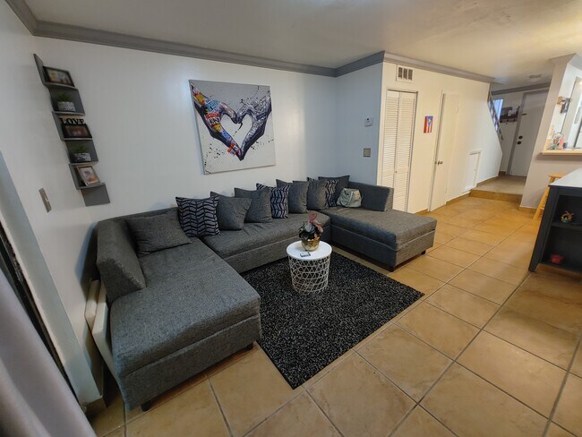 Building Photo - 1901 NW S River Dr