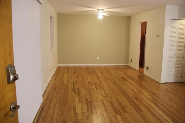 Building Photo - 6889 Country Lane