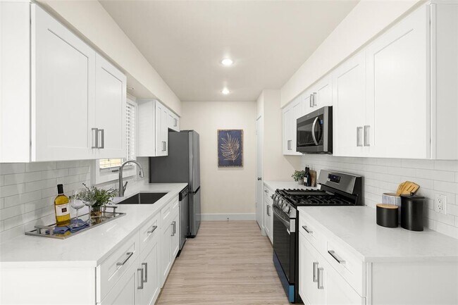 Building Photo - 3205 Santa Monica Dr