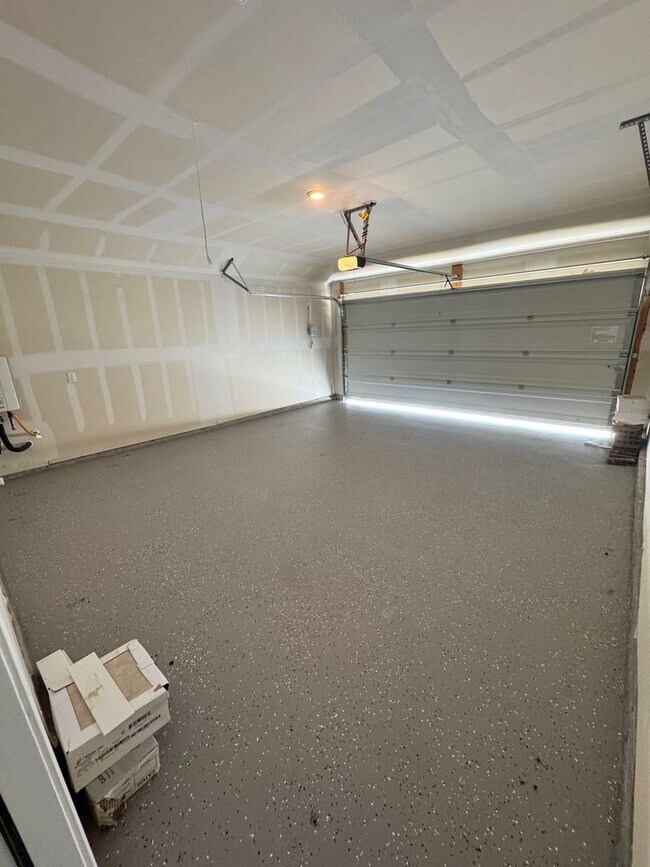 Building Photo - Modern & Newly Built 3/2/2 Home in New Bra...