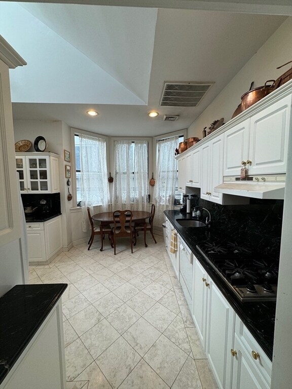 Building Photo - 132 Boylston St