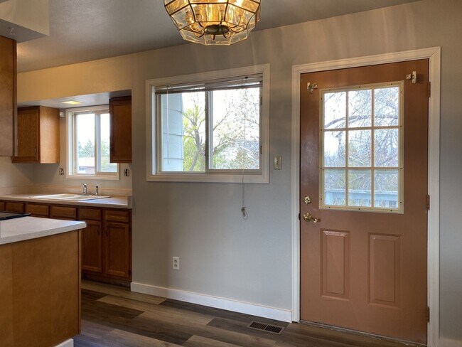 Building Photo - 2 Bedroom 2 Bath Townhome w/ large 2 car garage - Freshly remodeled - Available Now