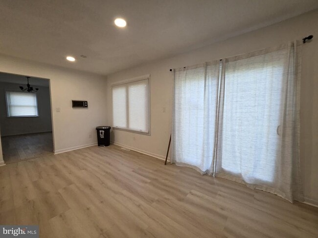 Building Photo - 8241 Robin Hood Dr