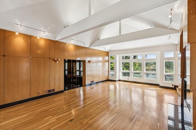 Building Photo - 95 Spring Ln