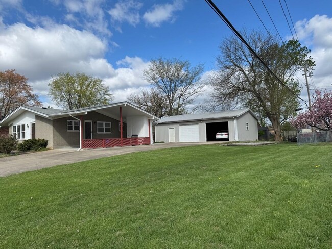 Building Photo - 663 Redwood Dr