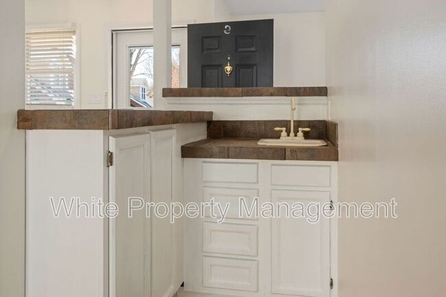 Building Photo - 9123 Kings Canyon Dr