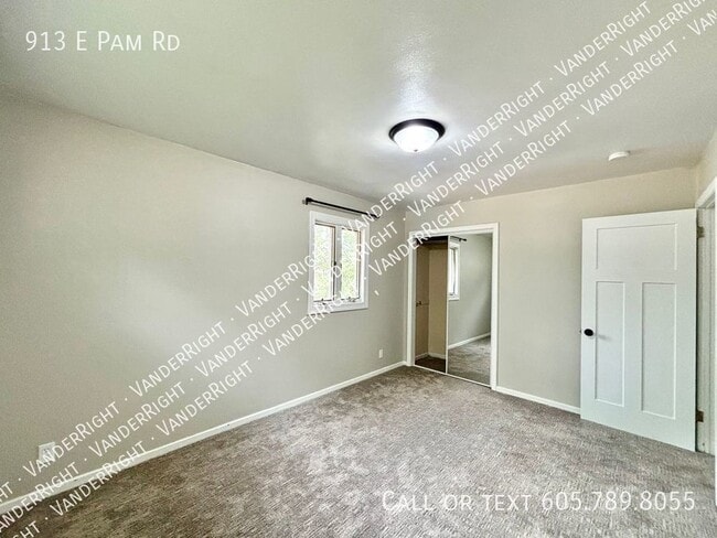 Building Photo - 913 E Pam Rd
