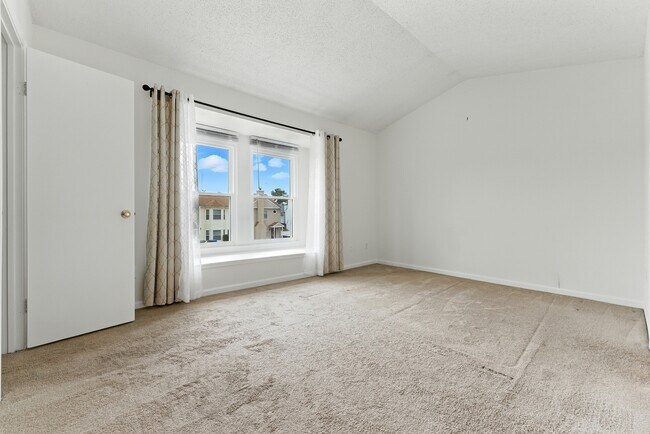 Building Photo - 1323 Longlac Rd