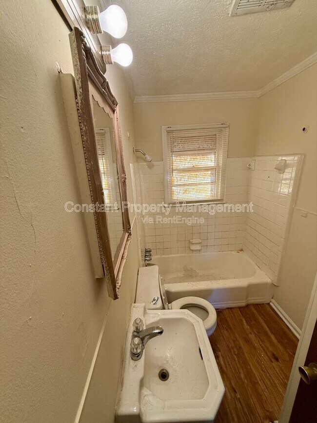 Building Photo - 202 Realty St