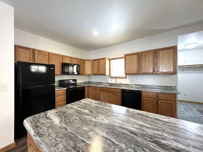 Building Photo - AVAILABLE JUNE/JULY - Remodeled 3 Bed 1.5 ...