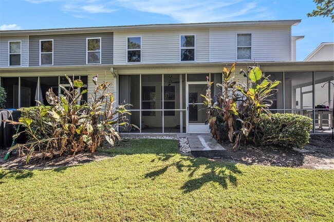 Building Photo - Beautifully Updated 3BR/3BA Coastal Townhome in Prime Location!