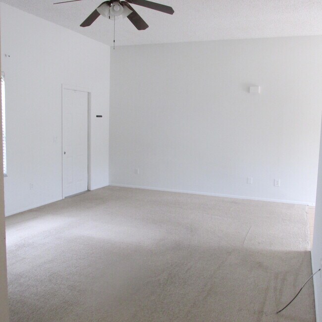 Building Photo - 1611 SE Mariana Rd