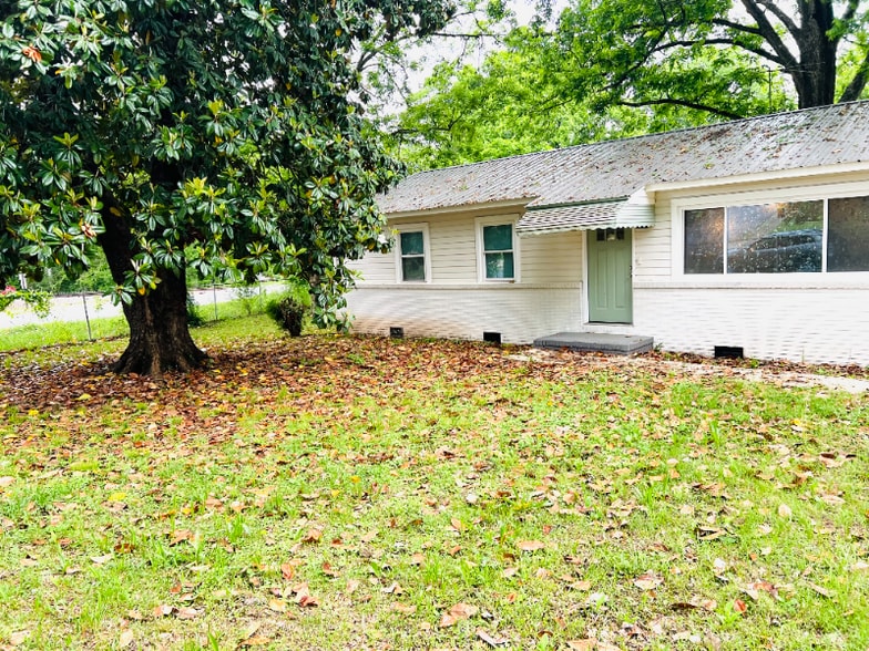 Primary Photo - 400 Willowood St