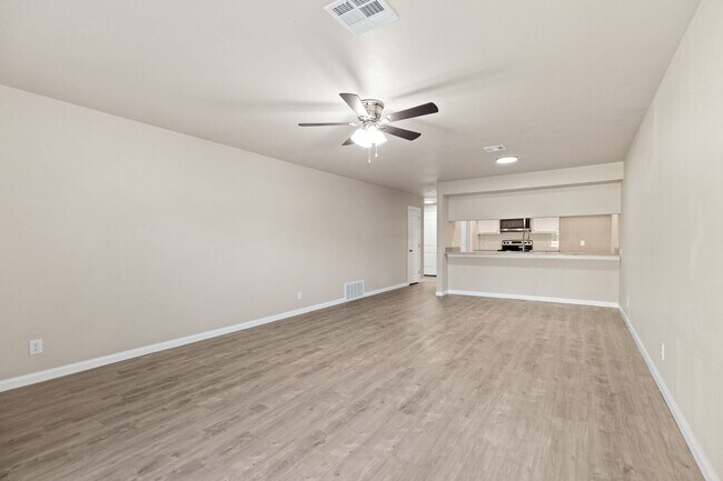 Building Photo - Fully Renovated 3 Bedroom Duplex in the heart of Broken Arrow