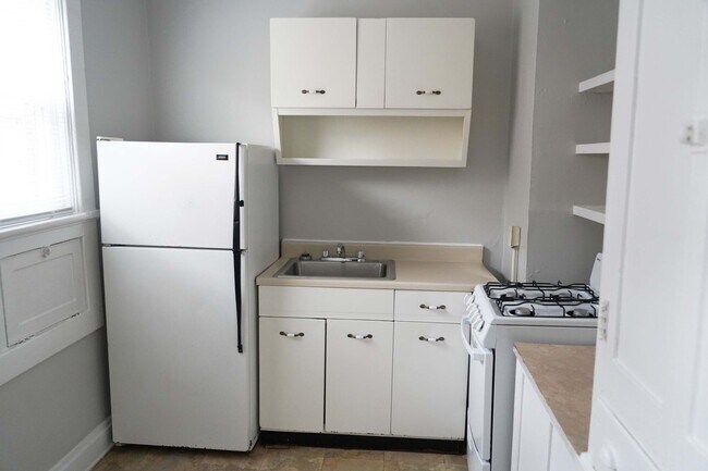 Building Photo - 3027 Clifton Ave