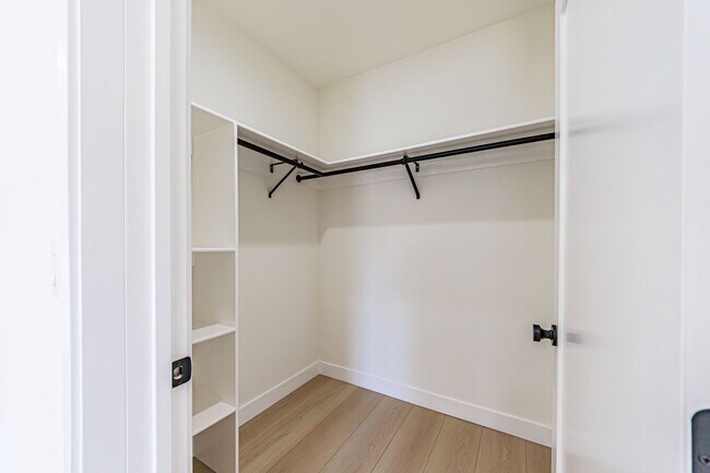 Building Photo - Luxury 3-Bed Townhome-Style Retreat in Hol...
