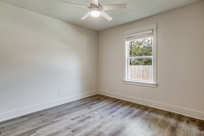 Building Photo - Welcome home to this beautifully updated 2-bedroom, 1-bath unit in a well-maintained triplex!